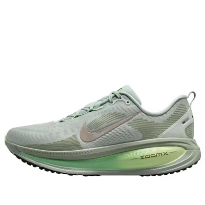 NIKE NIKE AIR ZOOM VOMERO 18 'LIGHT SILVER BARELY VOLT OLIVE'