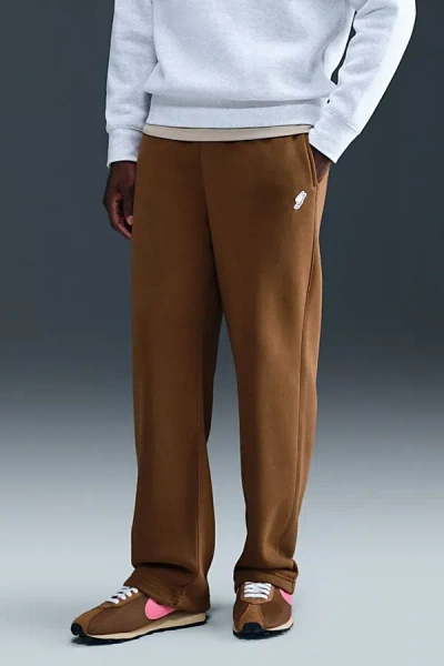 NIKE CLUB BUNGEE SWEATPANT IN LIGHT BRITISH TAN, MEN'S AT URBAN OUTFITTERS