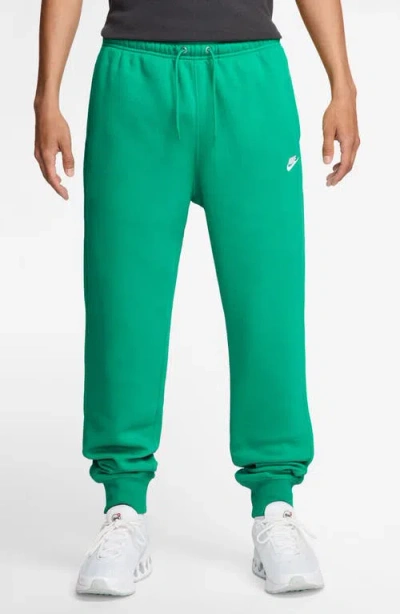 Nike Sportswear Club Fleece Joggers In Green