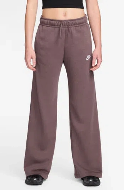 Nike Club Fleece Sweatpants In Brown
