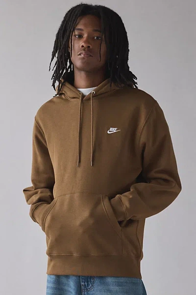 NIKE CLUB LOGO FLEECE PULLOVER HOODIE SWEATSHIRT IN MOSSWOOD BROWN, MEN'S AT URBAN OUTFITTERS