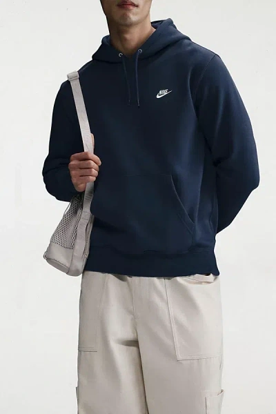 NIKE CLUB LOGO FLEECE PULLOVER HOODIE SWEATSHIRT IN OBSIDIAN, MEN'S AT URBAN OUTFITTERS