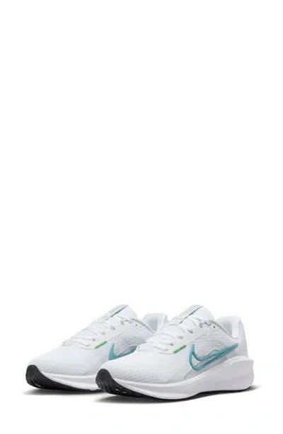 Nike Downshifter 13 Sneaker In White/denim/green