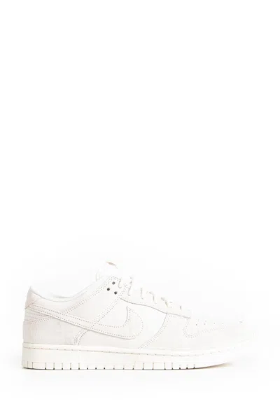 Nike Dunk Low Retro Se Sneakers In White