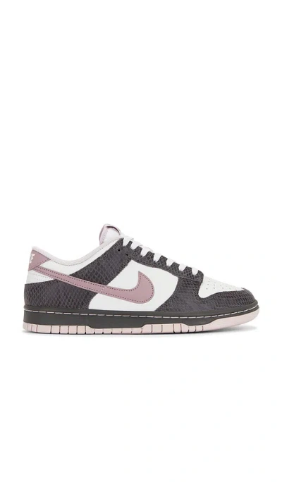 Nike Dunk Low Se Sneakers In Medium Ash  Taupe Grey  & Vast Grey