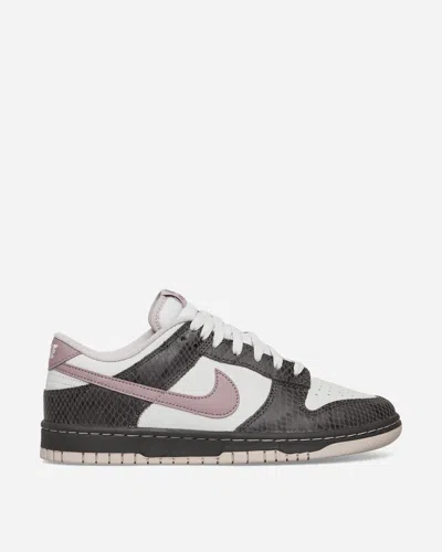 NIKE DUNK LOW SE SNEAKERS MEDIUM ASH / TAUPE GREY