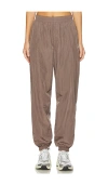 Nike Essential Jogger In Ironstone & White