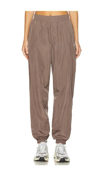Nike Essential Jogger In Ironstone & White