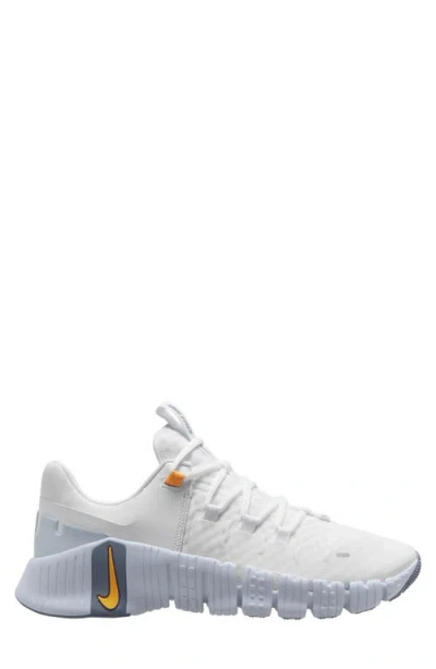 Nike Free Metcon 5 Sneakers In White And Orange