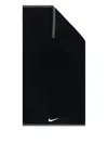 Nike Fundamental Badetuch Mit Logo-stickerei (60cm X 120cm) In Black
