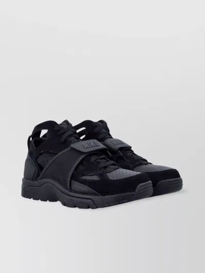 NIKE HUARACHE AIR TRAINER PERFORATED DETAILING