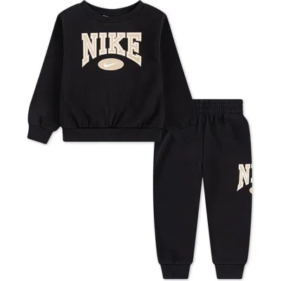 NIKE NIKE KIDS' GAMEDAY ESSENTIALS FLEECE PULLOVER & JOGGERS SET