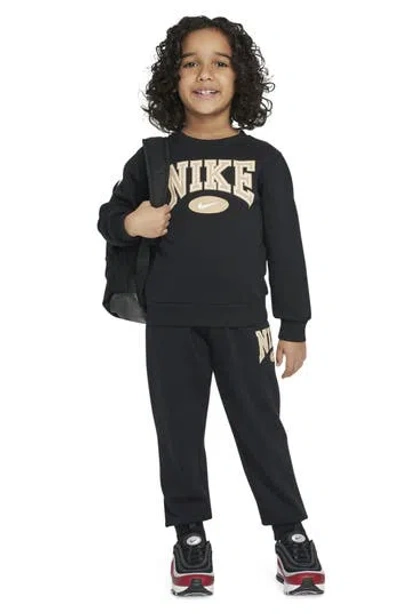 NIKE NIKE KIDS' GAMEDAY ESSENTIALS FLEECE PULLOVER & JOGGERS SET