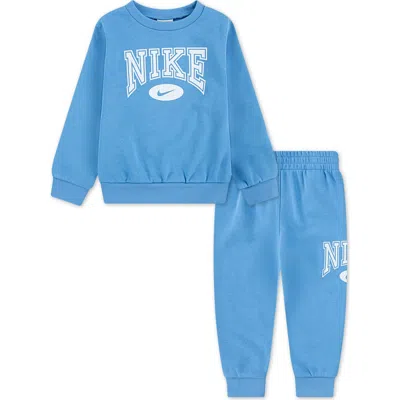 NIKE NIKE KIDS' GAMEDAY ESSENTIALS FLEECE PULLOVER & JOGGERS SET