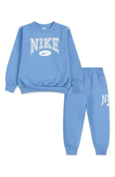 NIKE NIKE KIDS' GAMEDAY ESSENTIALS FLEECE PULLOVER & JOGGERS SET