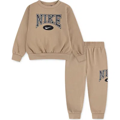 NIKE NIKE KIDS' GAMEDAY ESSENTIALS FLEECE PULLOVER & JOGGERS SET
