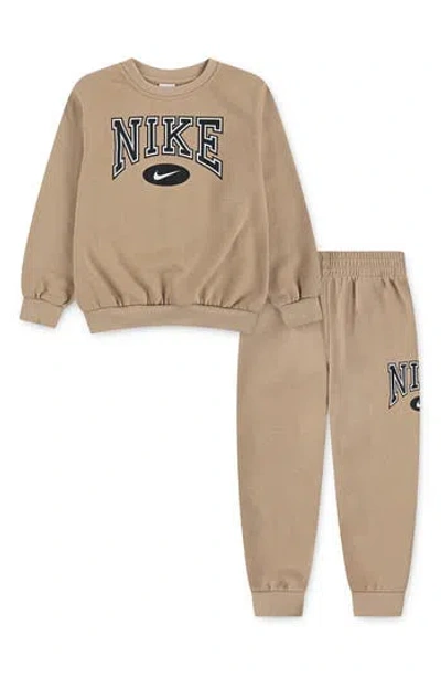 NIKE NIKE KIDS' GAMEDAY ESSENTIALS FLEECE PULLOVER & JOGGERS SET