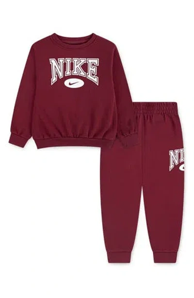 NIKE NIKE KIDS' GAMEDAY ESSENTIALS FLEECE PULLOVER & JOGGERS SET