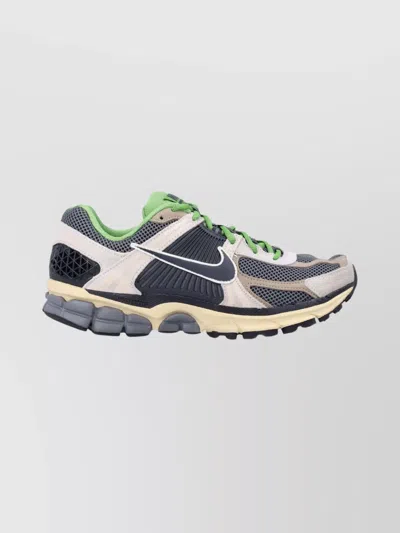 NIKE LIGHTWEIGHT SNEAKERS WITH VENTILATED HEEL STRUCTURE