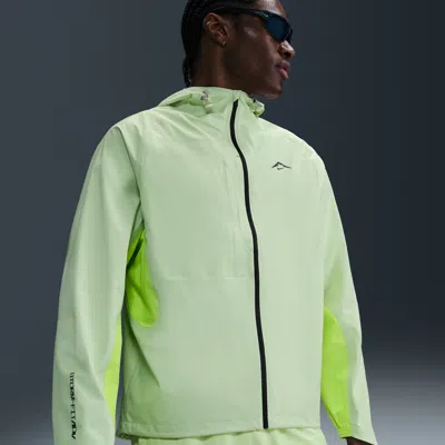 Nike Men's Cosmic Peaks Storm-fit Adv Running Jacket In Yellow