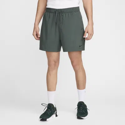 Nike Men's Form Dri-fit 5" Unlined Versatile Shorts In Green