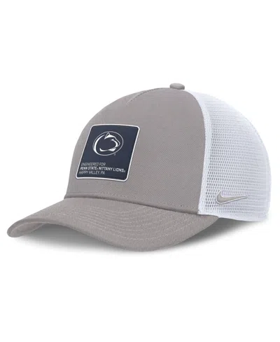 NIKE MEN'S GRAY/WHITE PENN STATE NITTANY LIONS 2025 ON-FIELD RISE ENGINEERED TRUCKER ADJUSTABLE HAT
