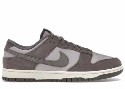 Pre-owned Nike Men's  Dunk Low Se Sneakers In Platinum Violet/cave Stone/pale Ivory