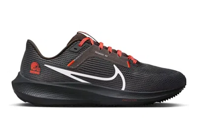 Pre-owned Nike Men's  Pegasus 40 Cleveland Browns Sneakers In Anthracite/seal Brown/team Orange In Multi