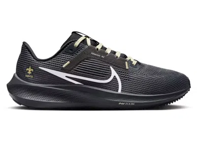 Pre-owned Nike Men's  Pegasus 40 New Orleans Saints Sneakers In Anthracite/black/team Gold In Multi