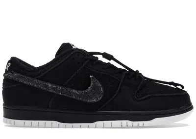 Pre-owned Nike Men's  Sb Dunk Low Gnarhunters Sneakers In Black/white