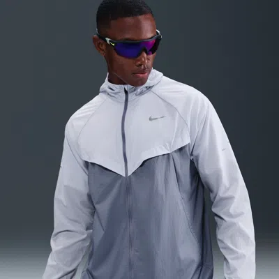 Nike Men's Stride Repel Uv Running Jacket In Gray