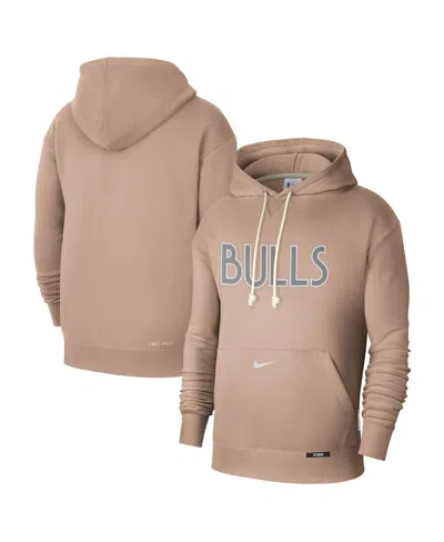 NIKE MEN'S TAN CHICAGO BULLS 2024/25 CITY EDITION COURTSIDE STANDARD ISSUE PULLOVER HOODIE