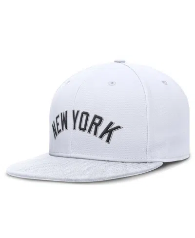 Nike Men's White New York Yankees True Performance Fitted Hat