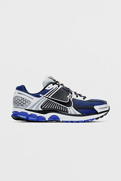 NIKE MEN'S ZOOM VOMERO 5 SE SP SNEAKER IN WHITE/RACER BLUE, MEN'S AT URBAN OUTFITTERS