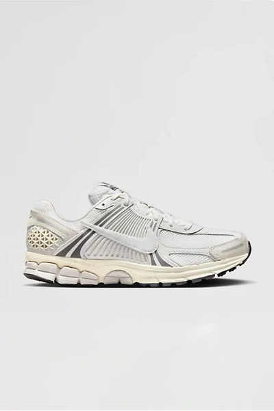NIKE MEN'S ZOOM VOMERO 5 SNEAKER IN PLATINUM TINT/PHOTON DUST, MEN'S AT URBAN OUTFITTERS