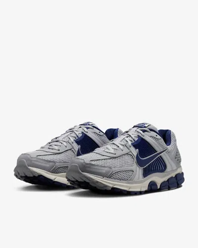 NIKE MEN'S ZOOM VOMERO 5 SNEAKER IN VAST GREY/BLUE VOID WOLF GREY