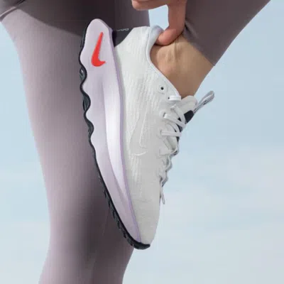 Nike Motiva Sneakers In White And Pink