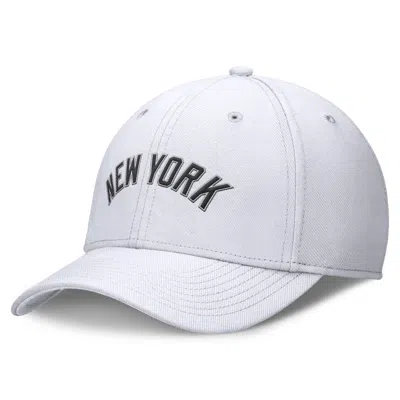 Nike New York Yankees Evergreen Swoosh  Men's Dri-fit Mlb Hat In White