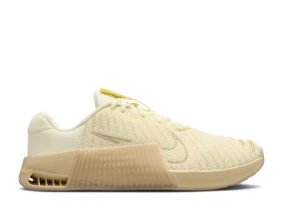 Nike Wmns Metcon 9 'alabaster Desert Khaki' In White