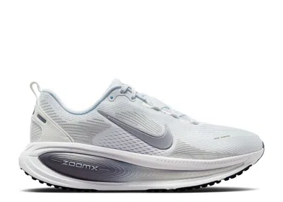 Nike Wmns Vomero 18 'white/photon Dust/metallic Silver/gunsmoke' In Gray