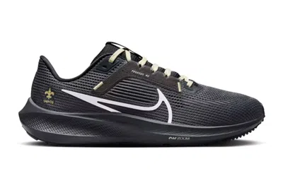 Pre-owned Nike Pegasus 40 New Orleans Saints In Anthracite/black/team Gold