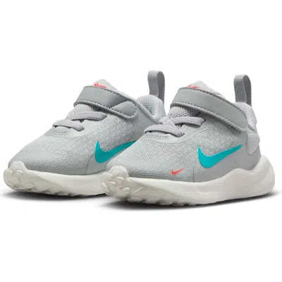 Nike Revolution 7 Sneaker