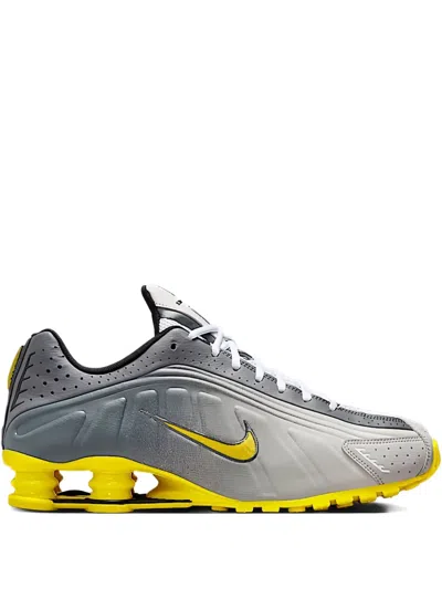Nike Shox R4 Se Sneakers Vast In Gray