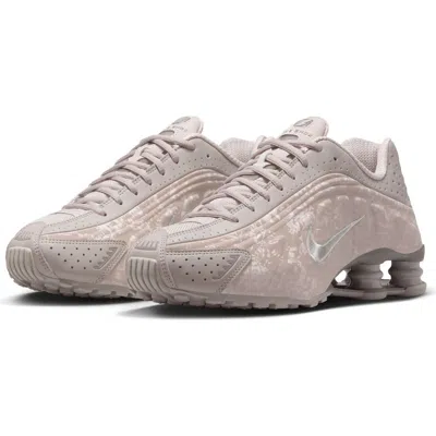 Nike Shox R4 Sneaker In College Grey/flat Pewter