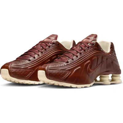 Nike Shox R4 Sneaker In Brown