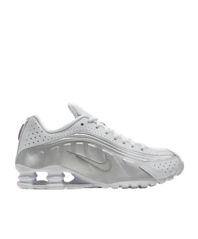 Nike Wave Effect Low Top Sneakers In White Metallic Silver