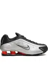 Nike Shox R4 Trainers In Silber
