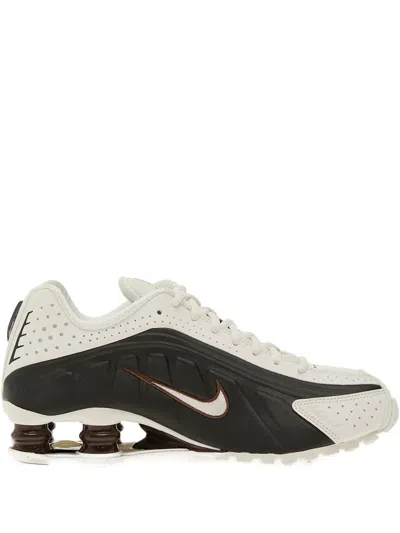 Nike Shox R4 Trainers In White