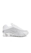 Nike Shox R4 Sneakers White In White  Metallic Silver  & Max Orange