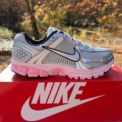 Pre-owned Nike Size 10 -  Zoom Vomero 5 Photon Dust Metallic Silver Pink Foam Hf1877-001